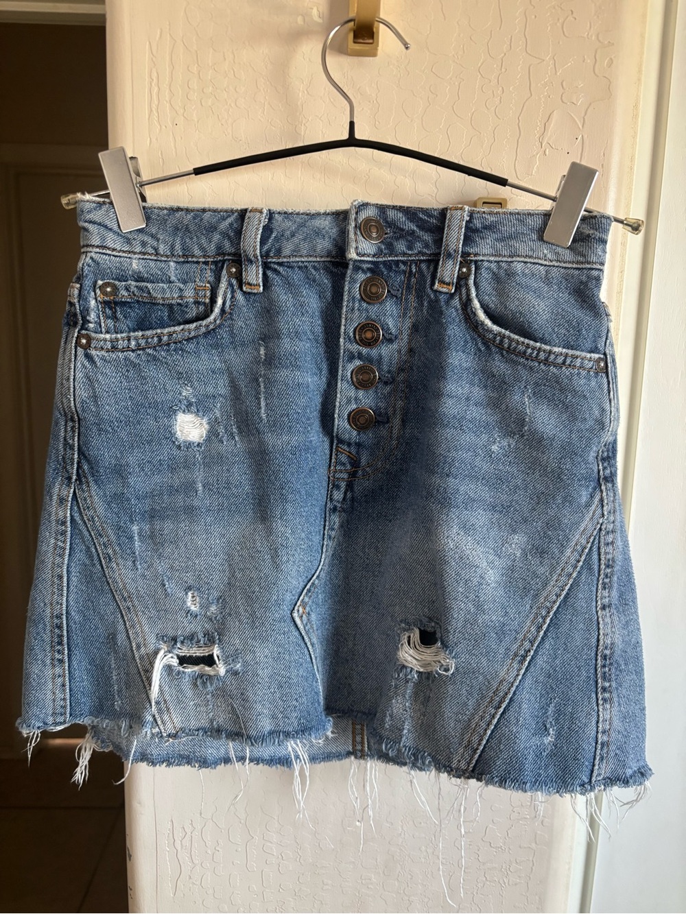 EUC We The Free Denim Button-Front Distressed Mini Skirt - Blue, Size 25